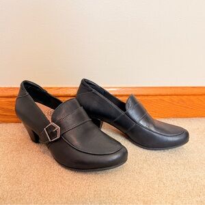 Taos Troubador heeled loafer style shoe black size 9